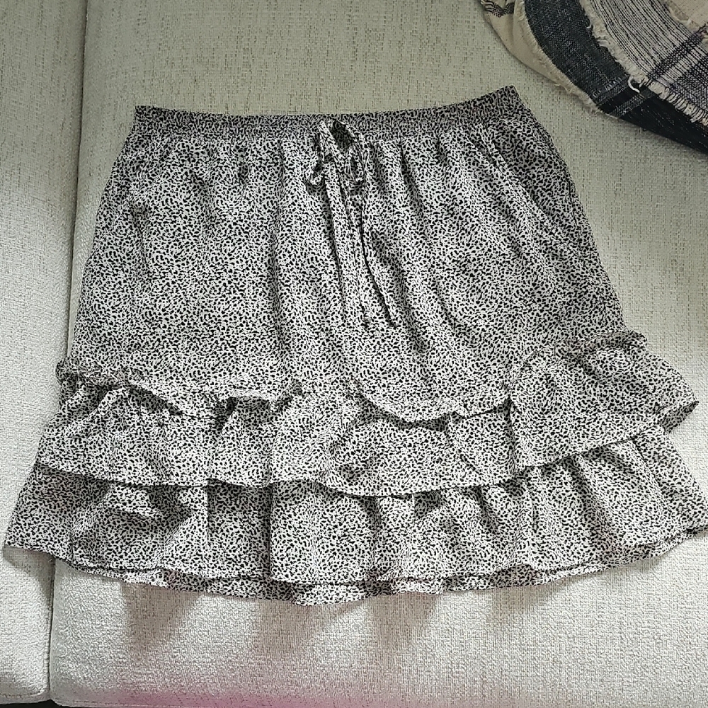 Like New Sienna Sky Women's Black and Gray Lined Ruffle W Pockets Skirt Med